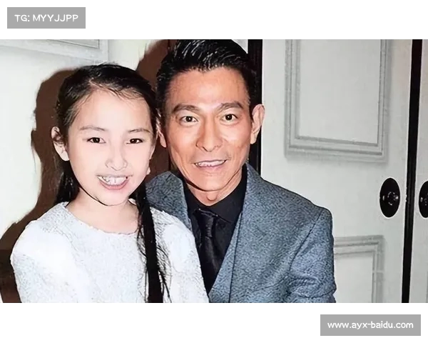 刘德华女儿首次现身!与妈妈一同观赏父亲演出,遗传了高鼻梁大眼睛美貌 刘德华女儿首次现身!与妈妈一同观赏父亲演出,遗传了高鼻梁大眼睛美貌